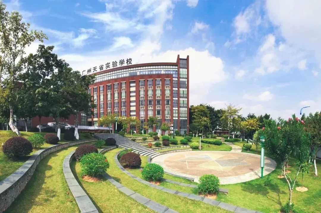 八维学校学费一年多少_学校学费_黉学学费