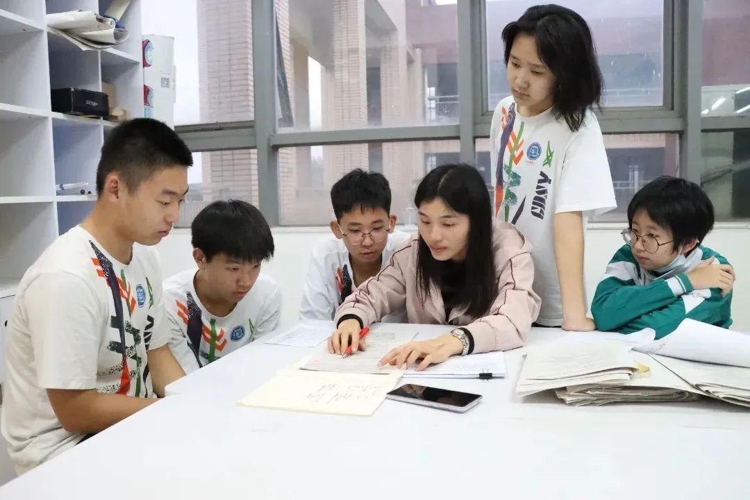 黉学学费_八维学校学费一年多少_学校学费