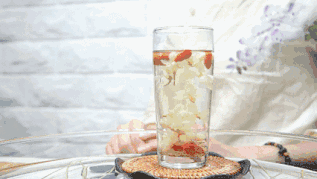 自己千万别用黑枸杞泡水喝_枸杞泡茶变黑_枸杞泡水黑的好还是红的好
