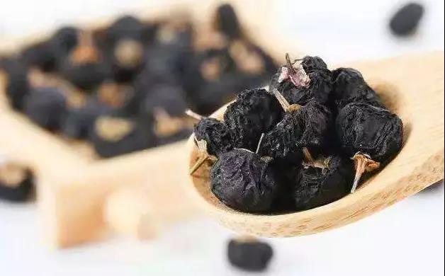 枸杞泡水发黑_枸杞泡黑了_自己千万别用黑枸杞泡水喝