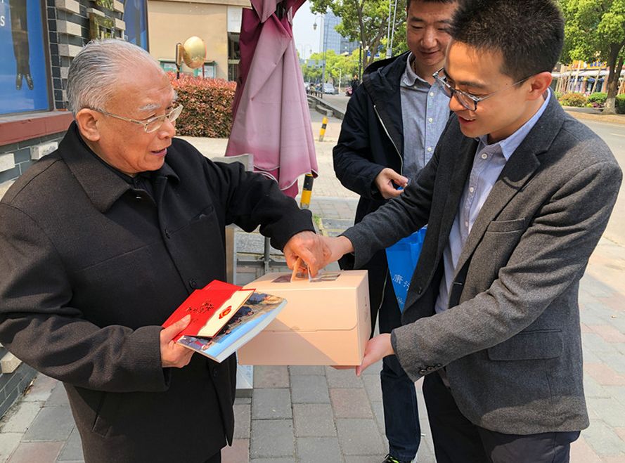 生日是按农历还是阳历_四月是我的生日_生日是妈妈的受难日
