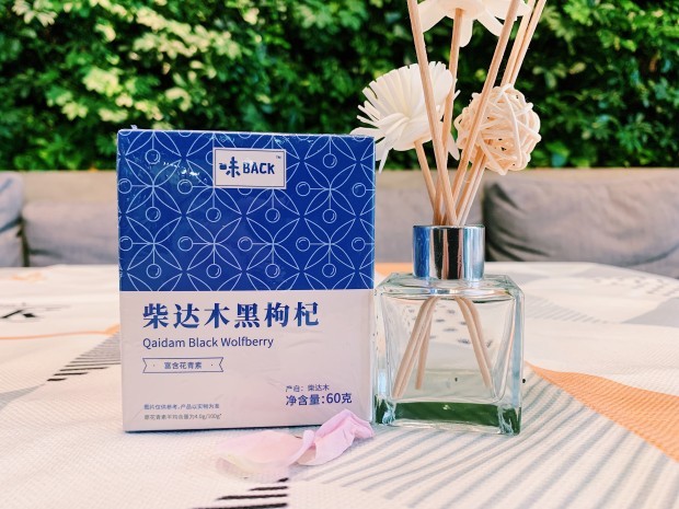 自己千万别用黑枸杞泡水喝_枸杞泡水黑的好还是红的好_枸杞泡水发黑