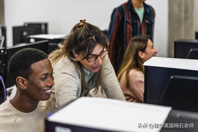 计算机教育学校_八维计算机学校学费_计算机专业学费多少钱一年