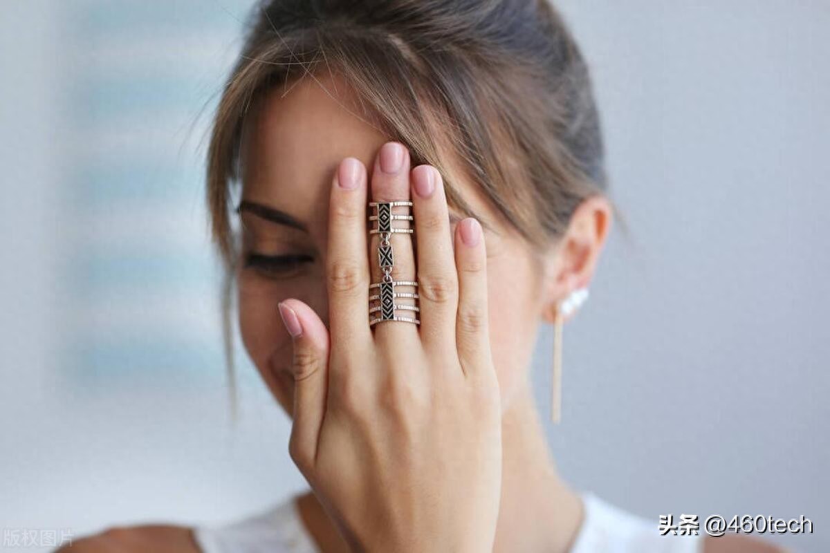 中指戴戒指说明什么右手女_戒指戴右手的中指_右手中指戴戒指女