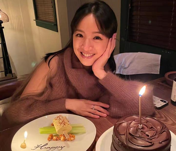右手中指戴戒指女_中指戴戒指说明什么右手女_女的戴戒指右手中指