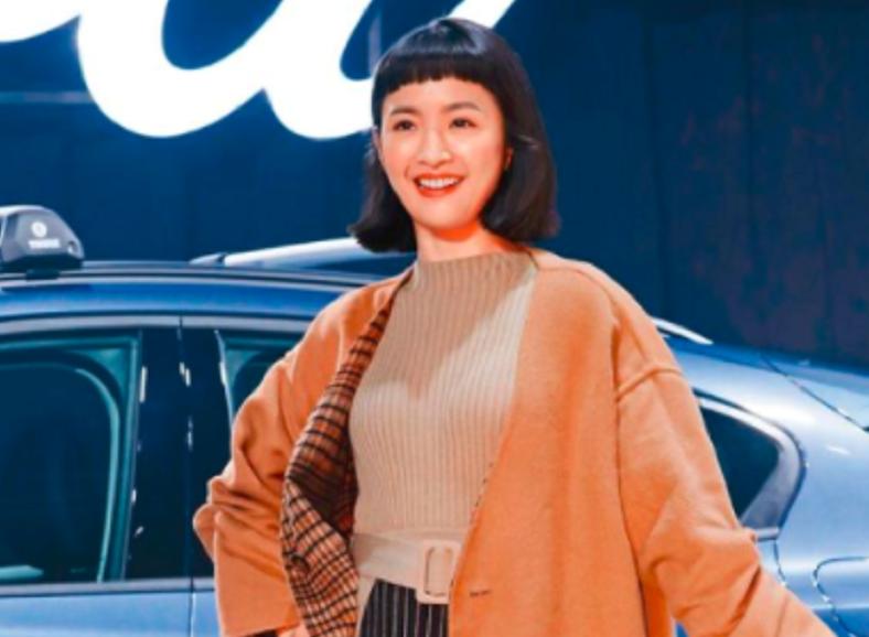 女的戴戒指右手中指_右手中指戴戒指女_中指戴戒指说明什么右手女