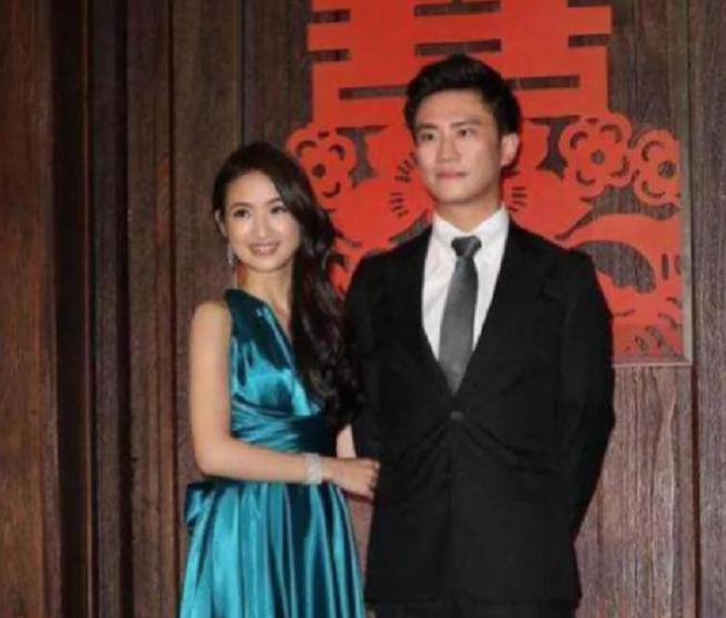 中指戴戒指说明什么右手女_女的戴戒指右手中指_右手中指戴戒指女