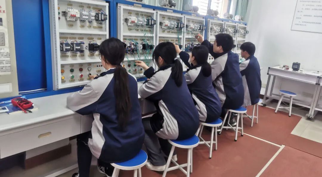 上海工商外国语职业学院招生网_上海外语工商职业学院学费_上海工商职业外国语学院学费